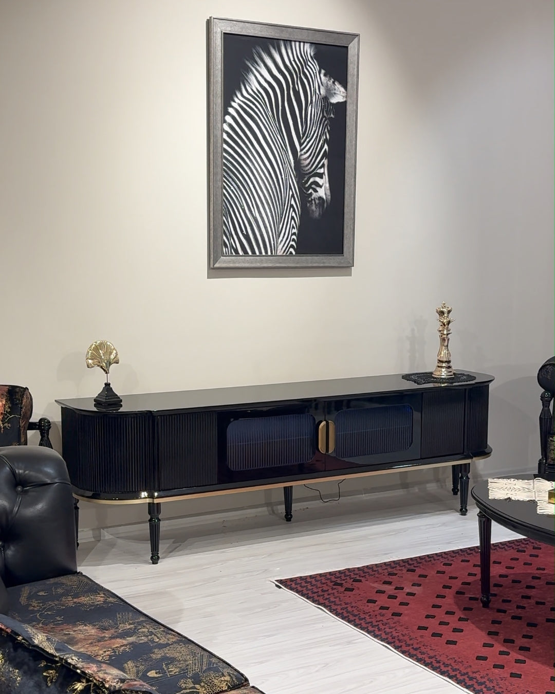 Casablanca TV ünitesi 220 cm siyah lake gövde, reeded camlı kapaklar ve altın bordür